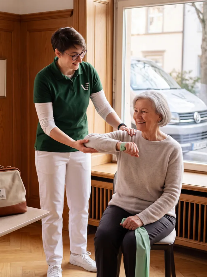 Physiotherapeutin behandelt eine Seniorin zu Hause - Hausbesuche von VivaMedica